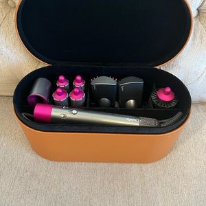 Selling the complete Dyson Airwrap in MINT condition!